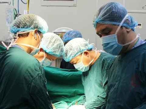 Hi hữu, tim phổi bé gái bị bóp nghẹt vì xương ức và xương sống gần chạm nhau