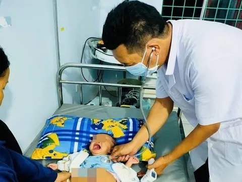 Phát hiện bé gái bị bỏ rơi trước cổng nhà dân trong đêm