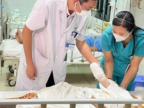 Điện thoại đang sạc phát nổ, người phụ nữ mù mắt