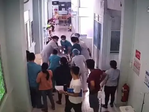 Cứu sống người đàn ông đổ gục ngay chỗ chờ khám