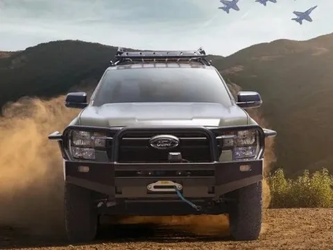 Ford Ranger lắp thêm động cơ điện: Chạy tối đa 20km, hết pin lại chuyển về máy xăng/dầu như thường