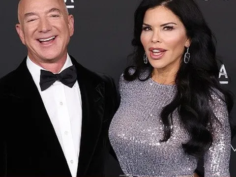 Tỷ phú Jeff Bezos và hôn thê quyên góp 100 triệu USD cho quỹ cứu trợ cháy rừng Hawaii