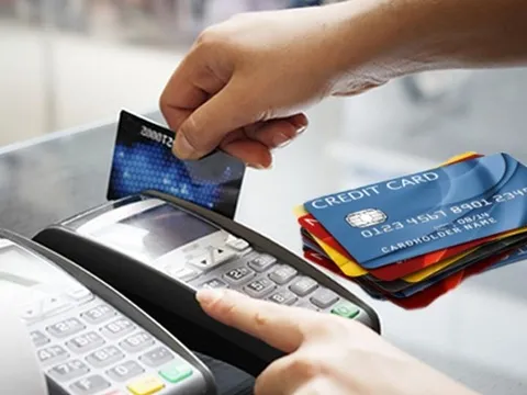 Cô gái tìm ra cách dùng thẻ tín dụng mà không lo nợ nần
