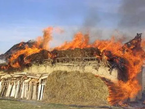 Bí ẩn về những “ngôi nhà bốc cháy”: Tại sao người dân vùng đất này luôn tự đốt nhà của mình mỗi 60 năm?