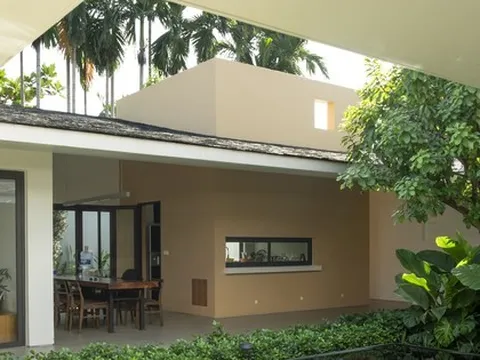 Chiêm ngưỡng căn nhà ngoại ô đặt hồ cá giữa sân