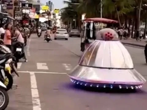 'UFO' lăn bánh trên phố Thái Lan, người đi đường kinh ngạc