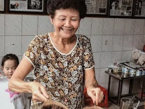 Có gì trong quán cafe vợt 73 năm nổi tiếng nhất Sài Gòn, khách kìn kìn tới xếp hàng mỗi sáng?