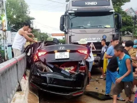 Clip TNGT: Công-ten-nơ qua ngã tư với tốc độ tử thần, kẹp cứng Hyundai Accent vào lan can cầu