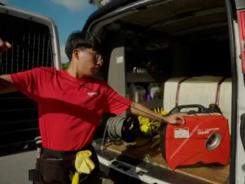 22 tuổi bỏ việc hành chính, kiếm gần 2 tỷ/năm chỉ nhờ lau dọn xe hơi: Quan trọng là chí khí, bằng đại học không phải tất cả!
