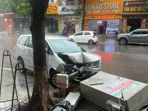 Clip TNGT: Toyota Innova húc đổ tủ điện rồi rồ ga bỏ chạy