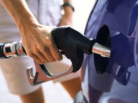 Ô tô nên đổ xăng A95 hay A92?