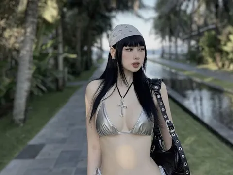 Tâm Tít diện bikini khoe trọn hình thể đẹp nuột nà như búp bê