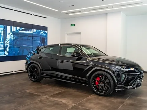 Quần áo, vali trăm triệu, tai nghe thử tiếng pô và rất nhiều thứ vui vẻ khác có trong showroom Lamborghini tại TP.HCM