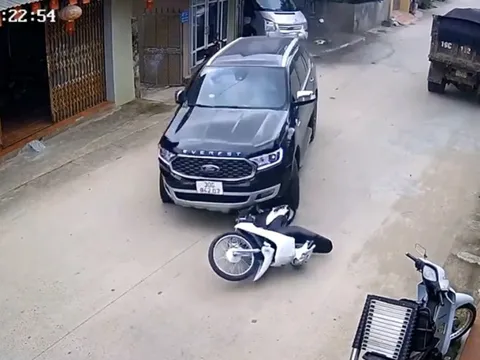 Clip TNGT - Phóng tốc độ cao trong ngõ nhỏ, Ford Everest ủn tung xe máy hàng chục mét