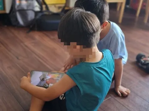 Đến lúc ngăn trẻ "nghiện" điện thoại thông minh!
