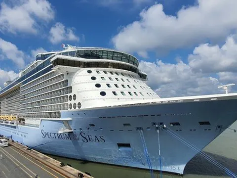 Cận cảnh siêu du thuyền 940 triệu đô Spectrum of the Seas: Có chuỗi cửa hàng miễn thuế, quầy bar tự động, khu vui chơi…