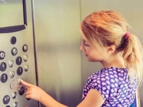 Bị điện giật run người khi đi thang máy khách sạn, bé gái tổn thương cơ tim