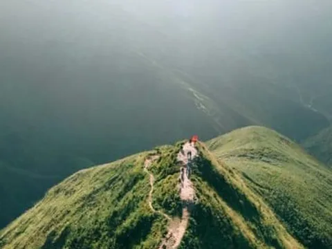 Săn mây trên 2 đoạn ''sống lưng khủng long'' hùng vĩ, thách thức dân mê xê dịch