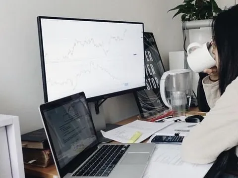 Dân văn phòng đầu tư chứng khoán, sau 1 năm tài khoản vẫn âm đang chờ “về bờ"