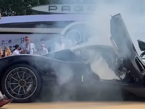 Siêu xe Pagani Utopia bất ngờ bốc khói tại sự kiện ở Monterey