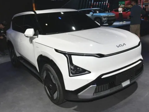 Ra mắt Kia EV5: Đối thủ VinFast VF 7, nội thất sang xịn nhưng có một chi tiết cực dị