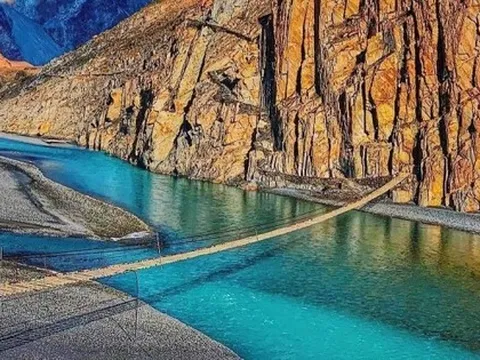 Hành trình khám phá qua cây cầu treo được mệnh danh "nguy hiểm nhất thế giới"