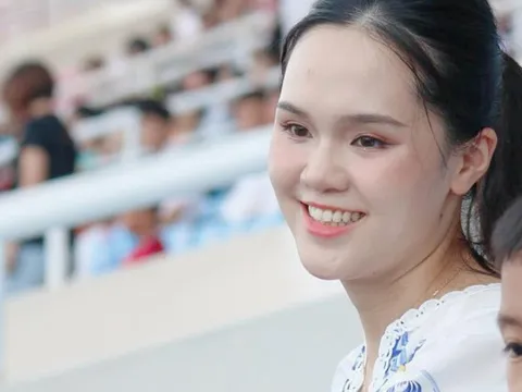 Ái nữ cựu chủ tịch CLB Sài Gòn lộ diện nhan sắc ngọt ngào sau sinh khi đến sân cổ vũ Duy Mạnh thi đấu