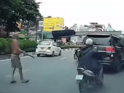 CLIP: Người đàn ông cởi trần bất ngờ "phi dao" vào xế hộp Land Cruiser đang chạy