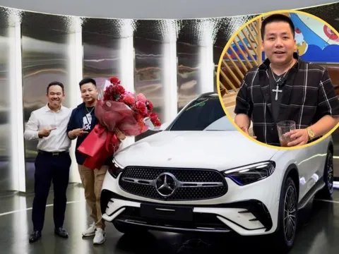 Vừa về nước, Khoa Pug chốt siêu phẩm với "ông trùm sales Mercedes" vì lời hứa từ 2 năm trước