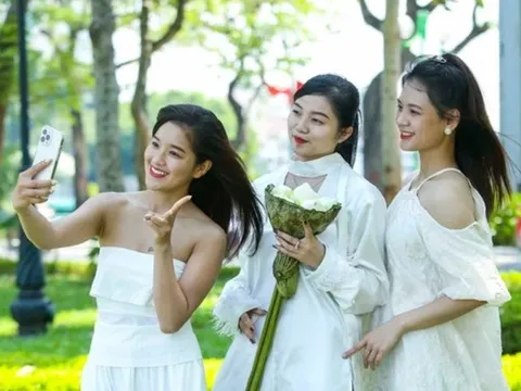 Ngày đầu nghỉ lễ 2/9, giới trẻ nô nức chụp ảnh trên những con đường đẹp nhất Hà Nội