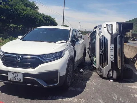 Đằng sau những bức ảnh TNGT: Nghi buồn ngủ, Hyundai Tucson bay qua bên kia đường đâm vào Honda CR-V