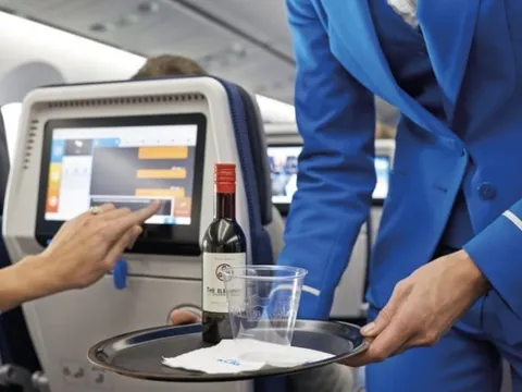 Các loại đồ uống có thể dùng và không nên dùng trên máy bay