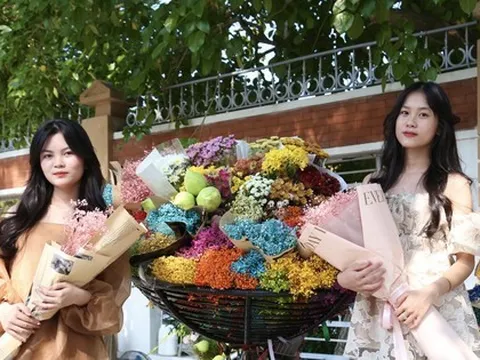 Xuống phố chụp ảnh ngày nắng đẹp, một gánh hoa có 10 'nàng thơ'