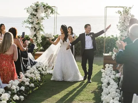 Đám cưới đẹp như mơ bên bờ biển Hawaii với 500 đóa hồng trắng