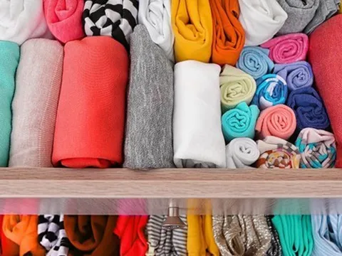 Những cách thông minh để sắp xếp tủ quần áo trong phòng ngủ của bạn