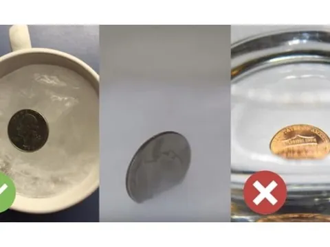 Tại sao nên để cốc nước đá có đồng xu bên trên trong tủ lạnh khi đi chơi xa?