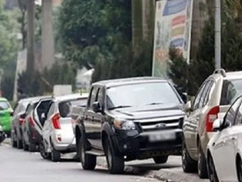 Có nên đỗ xe 'ghếch một chân' lên vỉa hè?