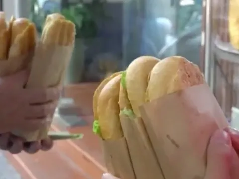 Phở và bánh mì vào danh sách "Món ăn nhất định phải thử trong đời"