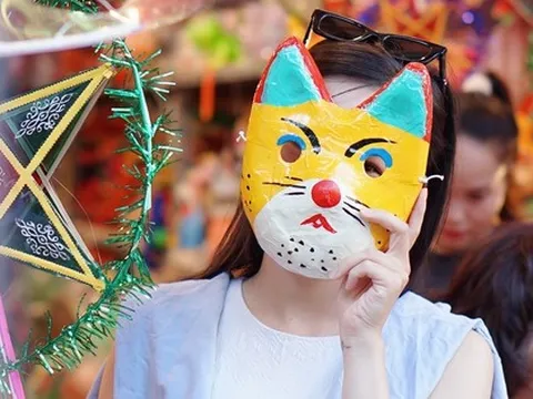 Giới trẻ 'sống ảo' với đồ chơi trung thu rực rỡ sắc màu trên phố Hàng Mã