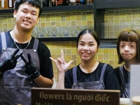 Quán cà phê với những nhân viên đặc biệt, khách đến gọi đồ uống bằng tay