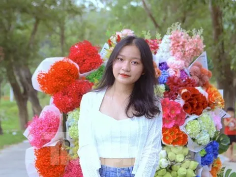 Cô gái 9x kiếm tiền triệu từ dịch vụ xe hoa 'chở' mùa thu Hà Nội về Hà Tĩnh