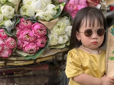 Mùa thu Hà Nội qua lăng kính của em bé 2 tuổi rực rỡ và vô cùng đáng yêu