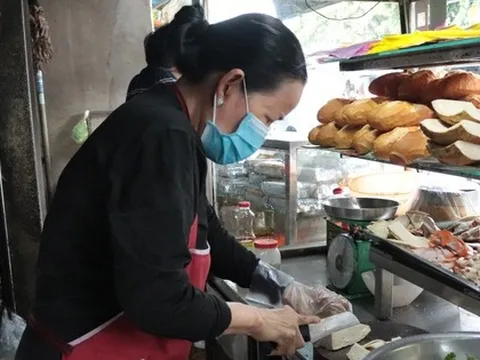 Dì Hai Lành bán bánh mì vỉa hè mua được 9 căn nhà, dựng vợ gả chồng cho các em