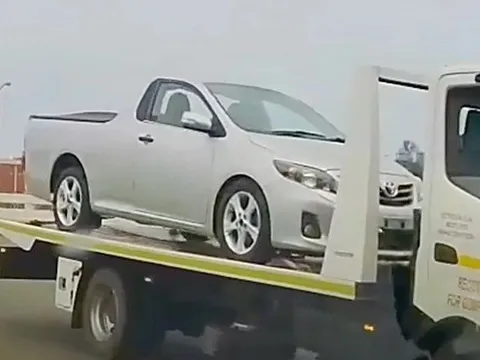 Hình ảnh này cho thấy Toyota Corolla dễ có cấu hình bán tải nhỏ hơn Hilux, chuyên dùng cho đô thị