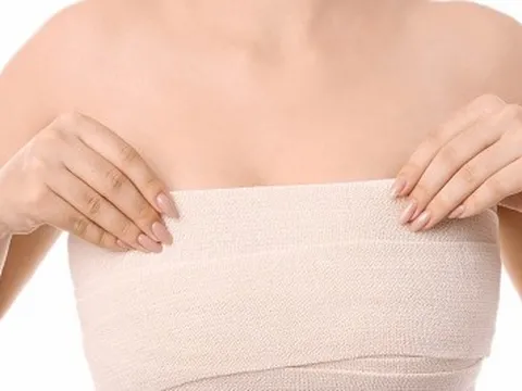 Vòng một quá to, nữ sinh sang chấn tâm lý, ngại đến lớp