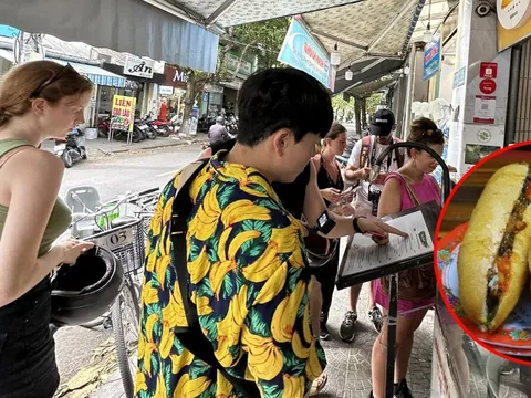 Hội An: Bánh mì Phượng tạm đóng cửa, dân tình đổ sang tiệm bánh mì Madam Khanh đông tấp nập