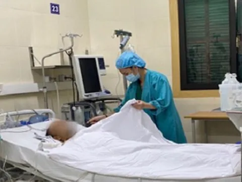 Người mẹ khóc cạn nước mắt, mong phép nhiệm màu dành cho con trai bị suy tim