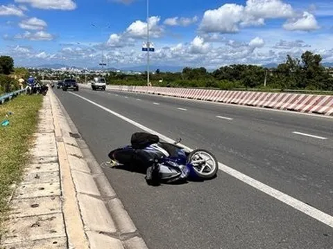 Bình Thuận: Đôi nam nữ chạy xe máy va vào dải phân cách, 1 người tử vong