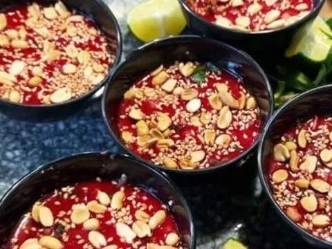 Người phụ nữ ăn liên tục 32 bát tiết canh, bác sĩ cảnh báo nhiễm ổ ký sinh trùng