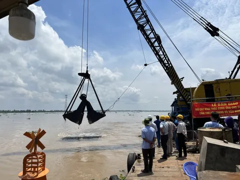 Bàn giao mỏ cát đầu tiên cho nhà thầu thi công dự án cao tốc ở ĐBSCL